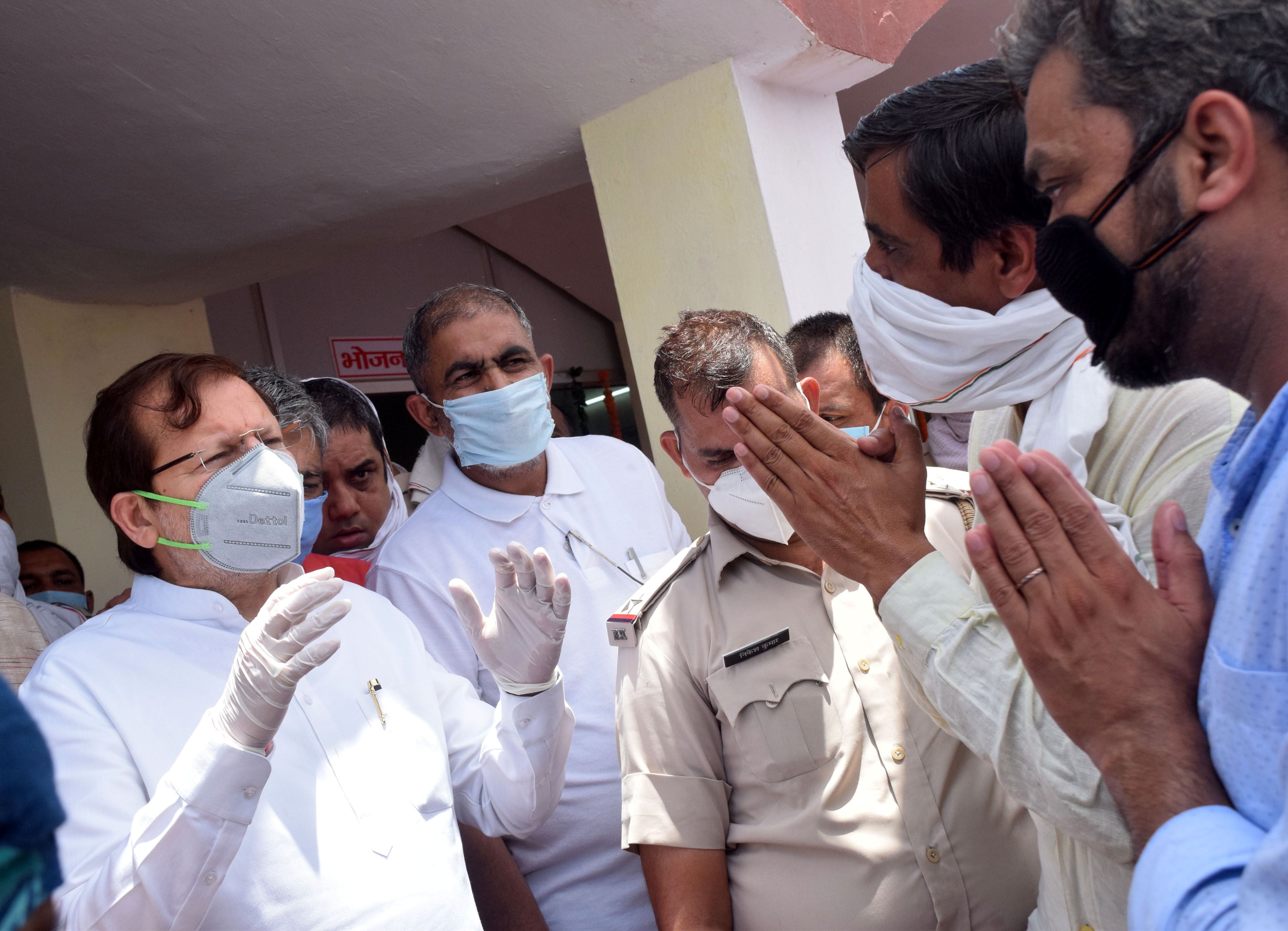 बर्खास्त पीटीआई से बात करते सांसद डॉ. अरविंद शर्मा। अमर उजाला