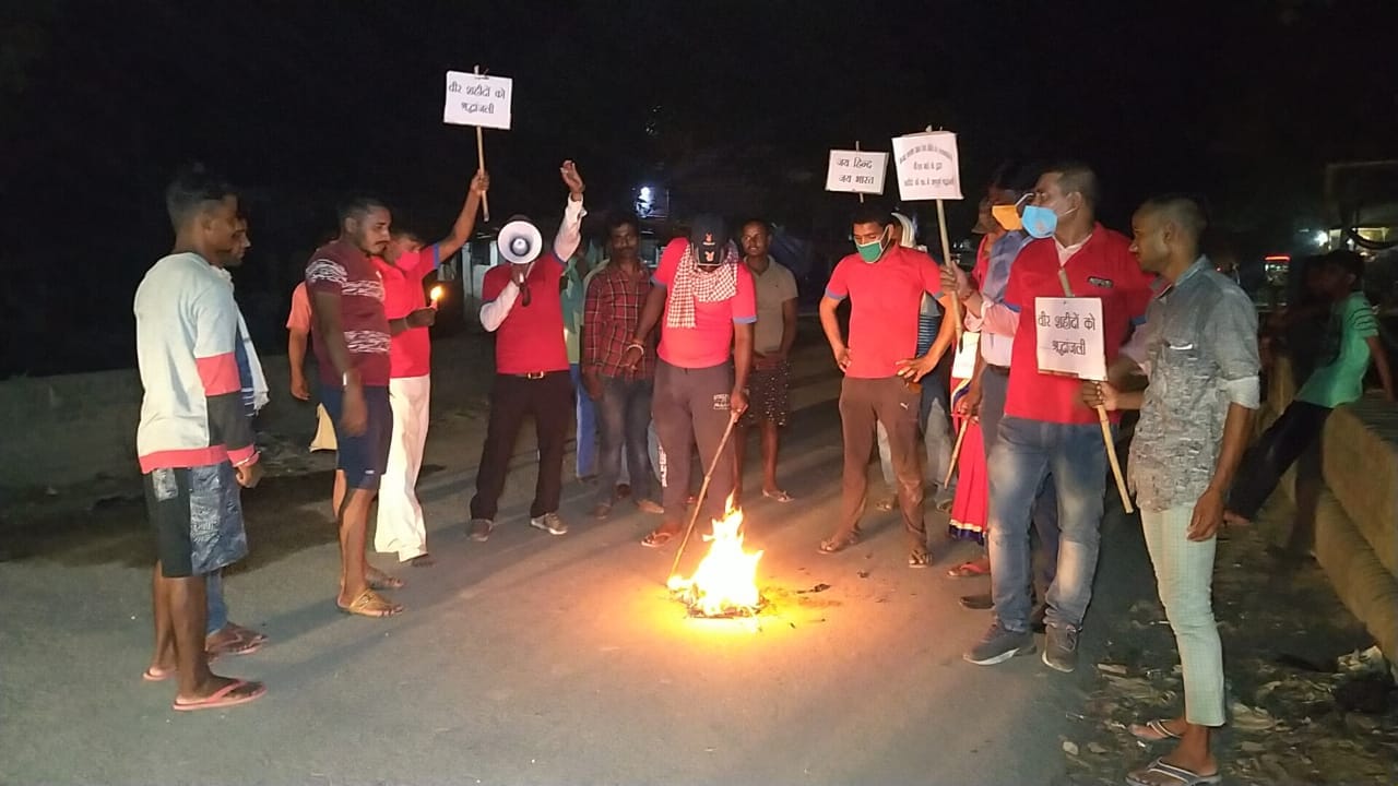 मेंहनगर बोंगरिया बाजार में चीन का पुतला फूंकते आजाद कल्याण समाज सेवा समिति के सदस्य। मेंहनगर बोंगरिया बाजार में चीन का पुतला फूंकते आजाद कल्याण समाज सेवा समिति के सदस्य।