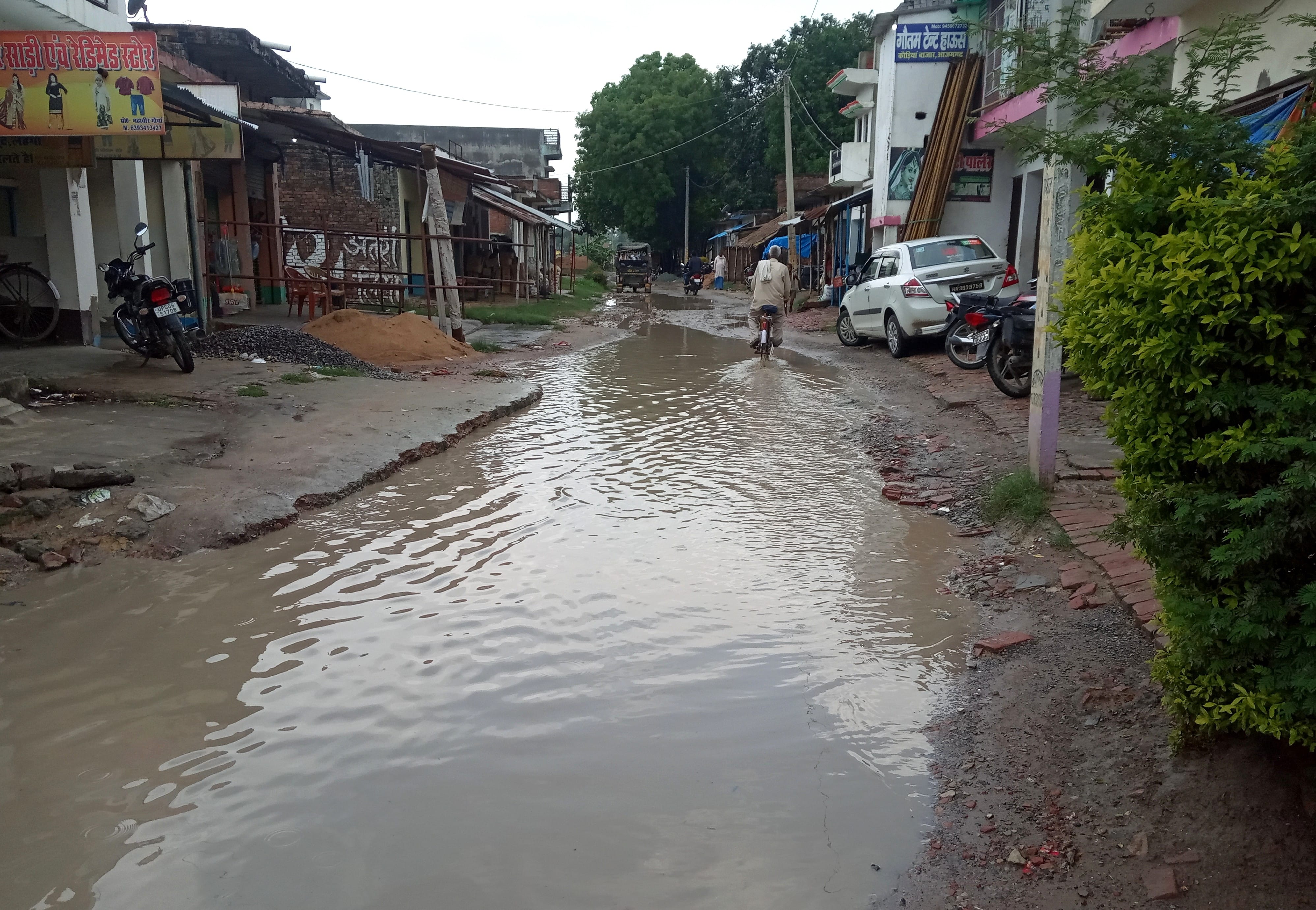 बुढ़नपुर के कौड़िया बाजार में जल जमाव। बुढ़नपुर के कौड़िया बाजार में जल जमाव।