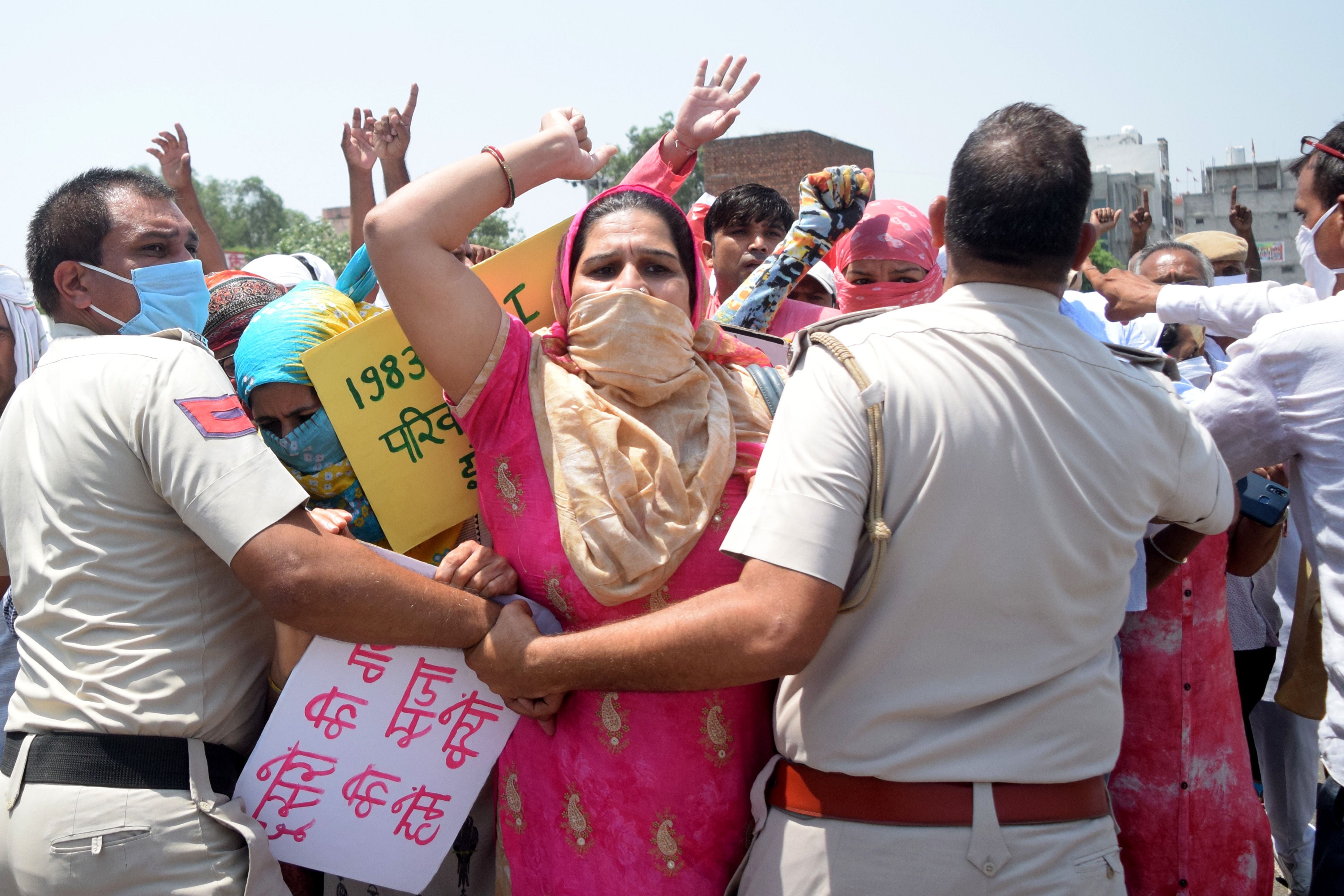 नई अनाज मंडी में अटल कैंटीन के उद्धाटन पर सांसद डॉ अरविंद शर्मा और पूर्व मंत्री मनीष ग्रोवर से मि?
