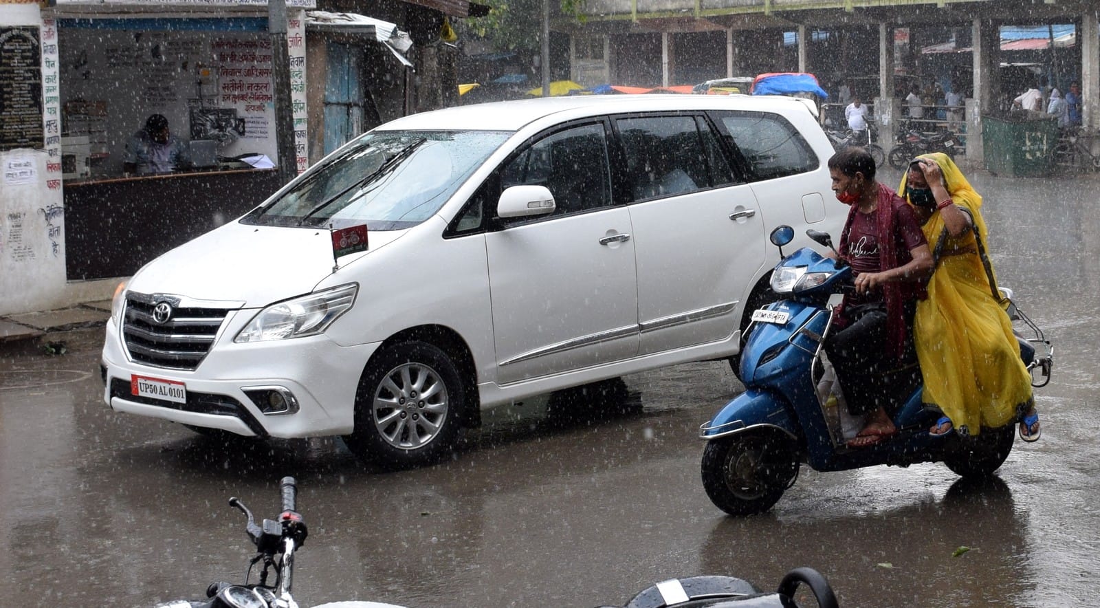 कलेक्ट्रेट क्षेत्र में बारिश के बीच गुजरते लोग। कलेक्ट्रेट क्षेत्र में बारिश के बीच गुजरते लोग।