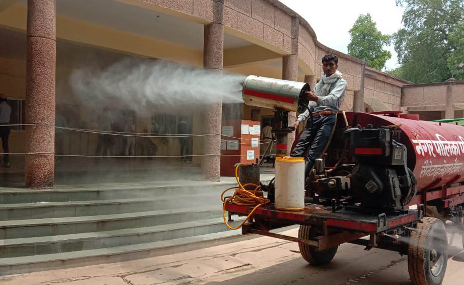 कलक्ट्रेट को सैनिटाइज करती नगर पालिका की मशीन। कलक्ट्रेट को सैनिटाइज करती नगर पालिका की मशीन।