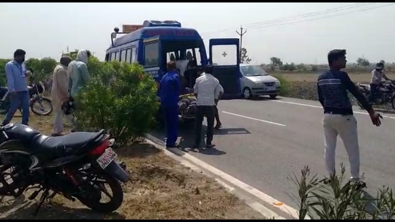 घायलों को ले जाती एंबुलेंस घायलों को ले जाती एंबुलेंस