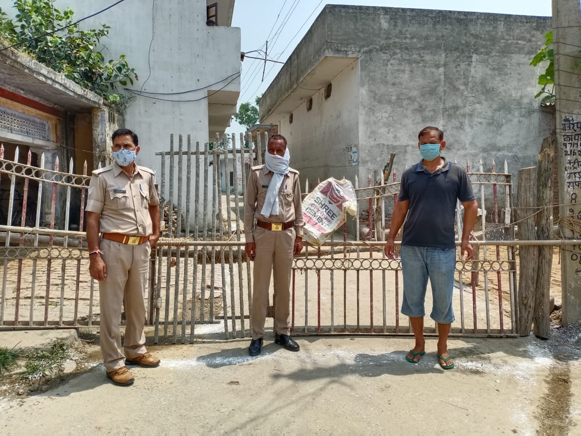 रामपुर मनिहारान के गांव शेरपुर में कोरोना पॉजिटिव मिलने पर सील की गई गलियां। रामपुर मनिहारान के गांव शेरपुर में कोरोना पॉजिटिव मिलने पर सील की गई गलियां।