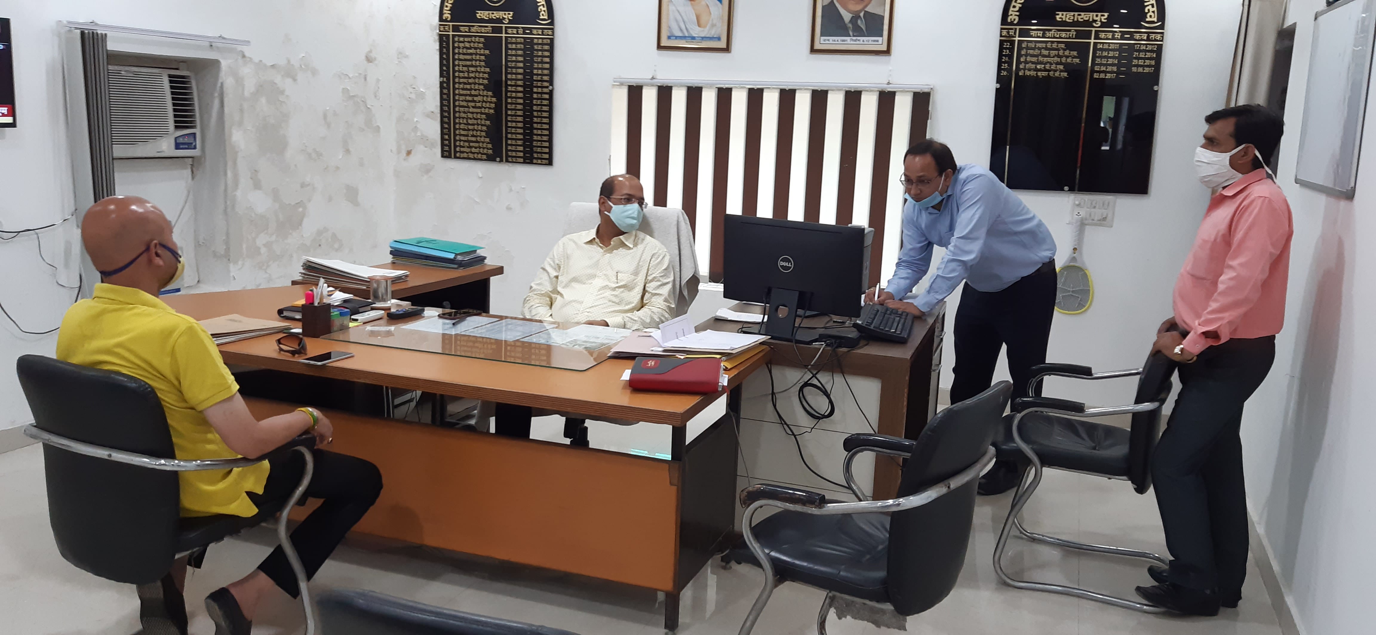 कलेक्ट्रेट स्थित कार्यालय में सामाजिक दूरी का पालन करते हुए कार्य करते अपर जिलाधिकारी वित्त एवं कलेक्ट्रेट स्थित कार्यालय में सामाजिक दूरी का पालन करते हुए कार्य करते अपर जिलाधिकारी वित्त एवं