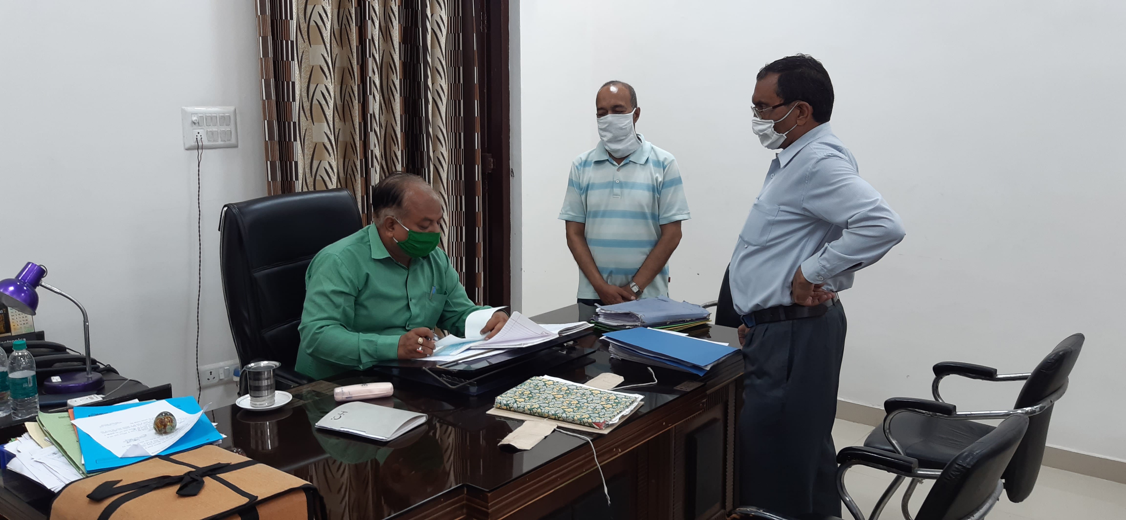 कलेक्ट्रेट स्थित कार्यालय में सामाजिक दूरी का पालन करते हुए कार्य करते नगर मजिस्ट्रेट सुरेश कुम कलेक्ट्रेट स्थित कार्यालय में सामाजिक दूरी का पालन करते हुए कार्य करते नगर मजिस्ट्रेट सुरेश कुम