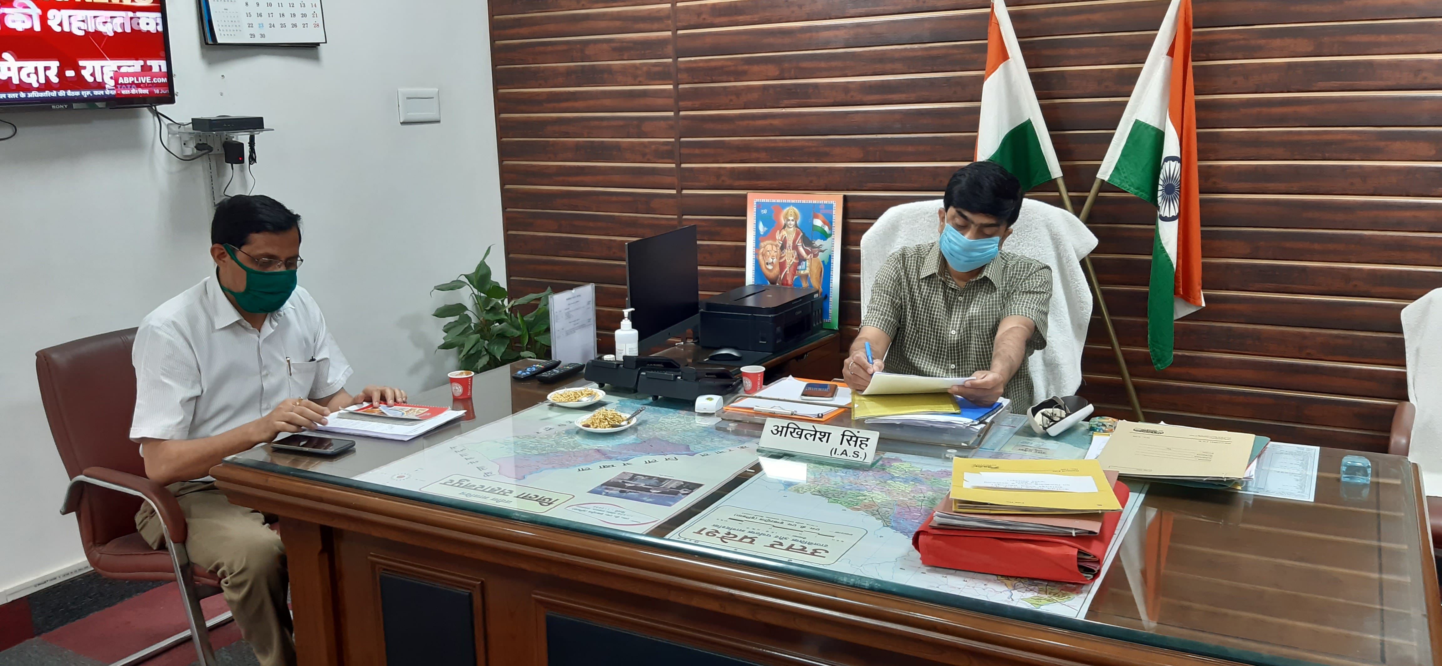 कलेक्ट्रेट स्थित कार्यालय में मास्क लगाकर और सामाजिक दूरी का पालन करते हुए कार्य करते जिलाधिकार कलेक्ट्रेट स्थित कार्यालय में मास्क लगाकर और सामाजिक दूरी का पालन करते हुए कार्य करते जिलाधिकार