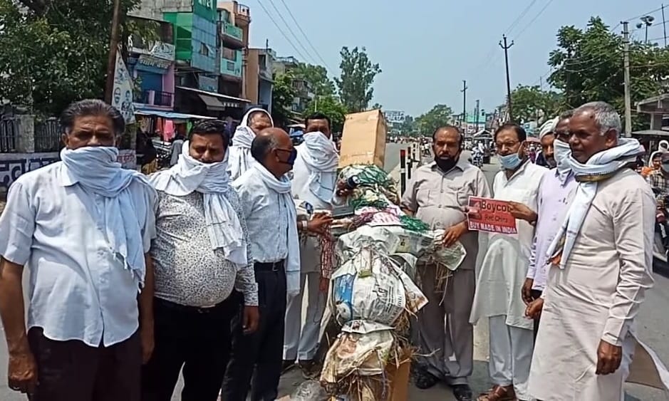 छुटमलपुर में चीन के पुतले के साथ व्यापार मंडल पदाधिकारी