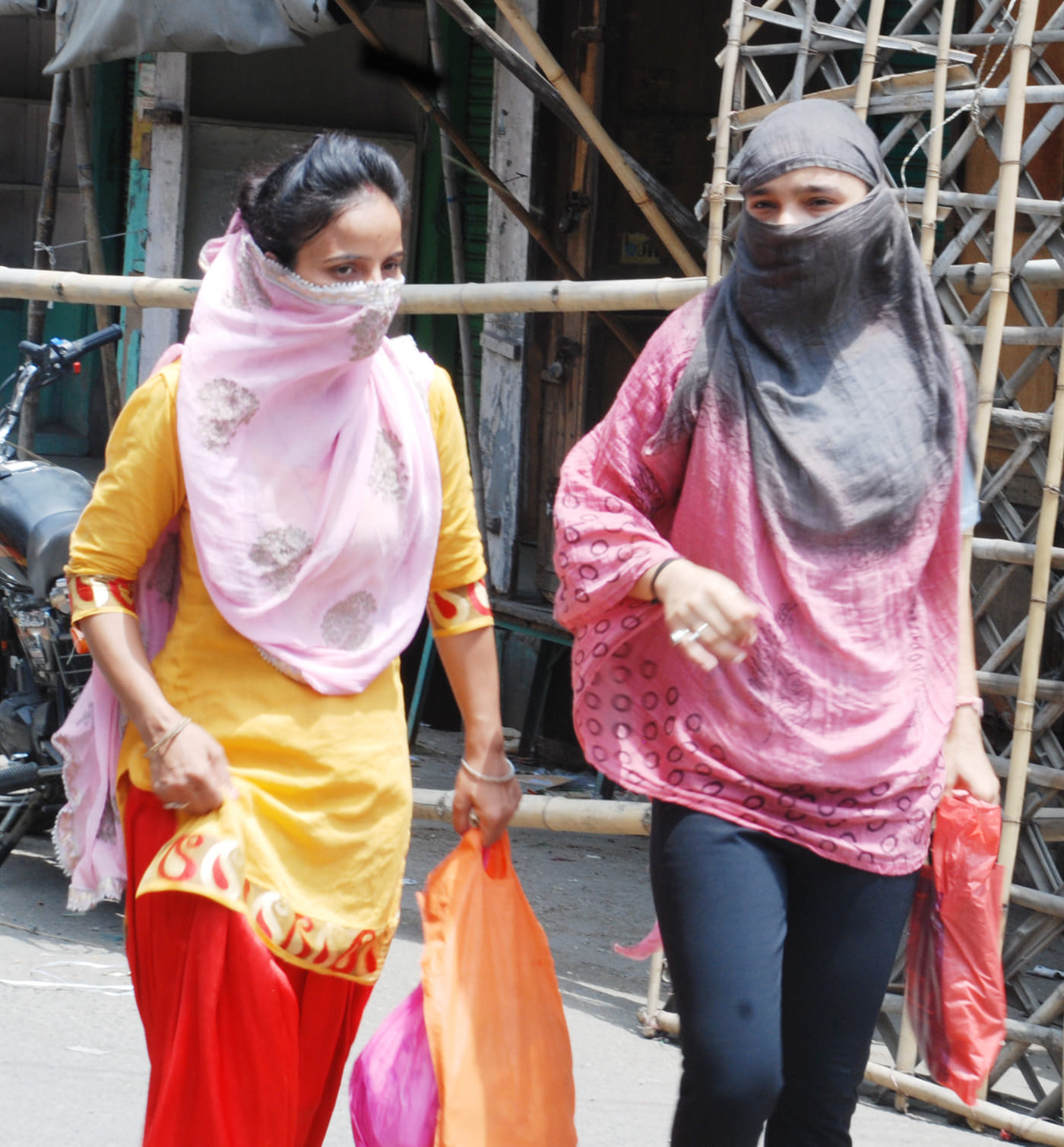 शामली कपड़ा लपेटकर धूप में गुजरती युक्तियां शामली कपड़ा लपेटकर धूप में गुजरती युक्तियां