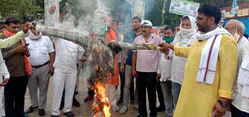 मार्टिनगंज में चीन के राष्ट्रपति का पुतला का फूंकते लोग। मार्टिनगंज में चीन के राष्ट्रपति का पुतला का फूंकते लोग।