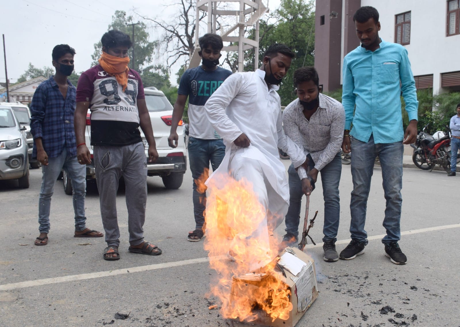कलेक्ट्रेट पर चीन का पुतला का फूंकते छात्र। कलेक्ट्रेट पर चीन का पुतला का फूंकते छात्र।