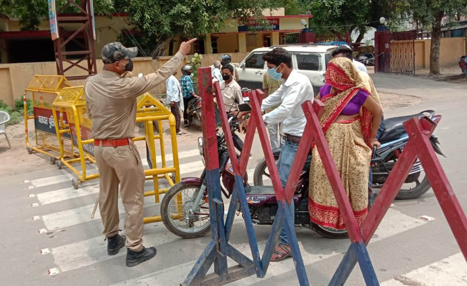 हॉटस्पॉट : महाराणा प्रताप चौक पर लोगों को वापस करती पुलिस। हॉटस्पॉट : महाराणा प्रताप चौक पर लोगों को वापस करती पुलिस।