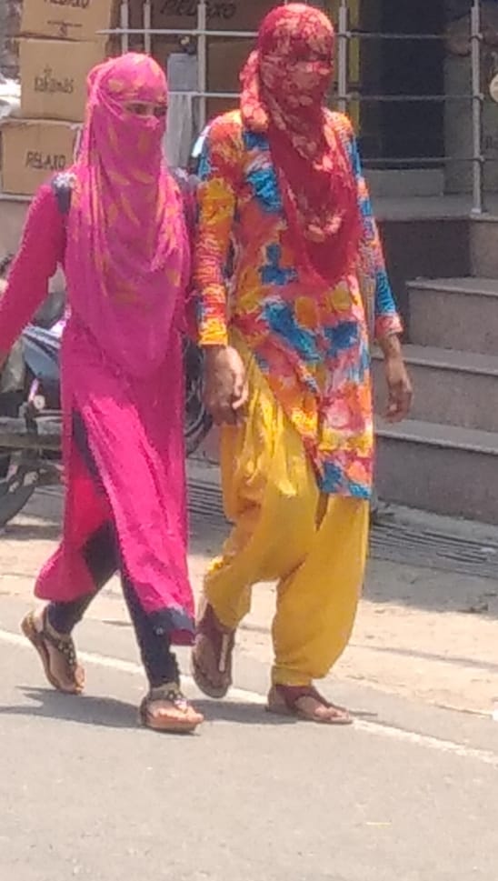 शामली गर्मी में कपड़ा लपेटकर गुजरती युक्तियां शामली गर्मी में कपड़ा लपेटकर गुजरती युक्तियां