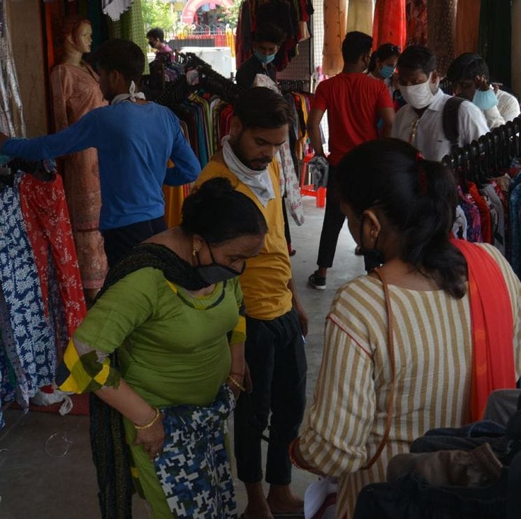 नगर की गोल मार्किट में खरीदारी करती महिलाएं। नगर की गोल मार्किट में खरीदारी करती महिलाएं।