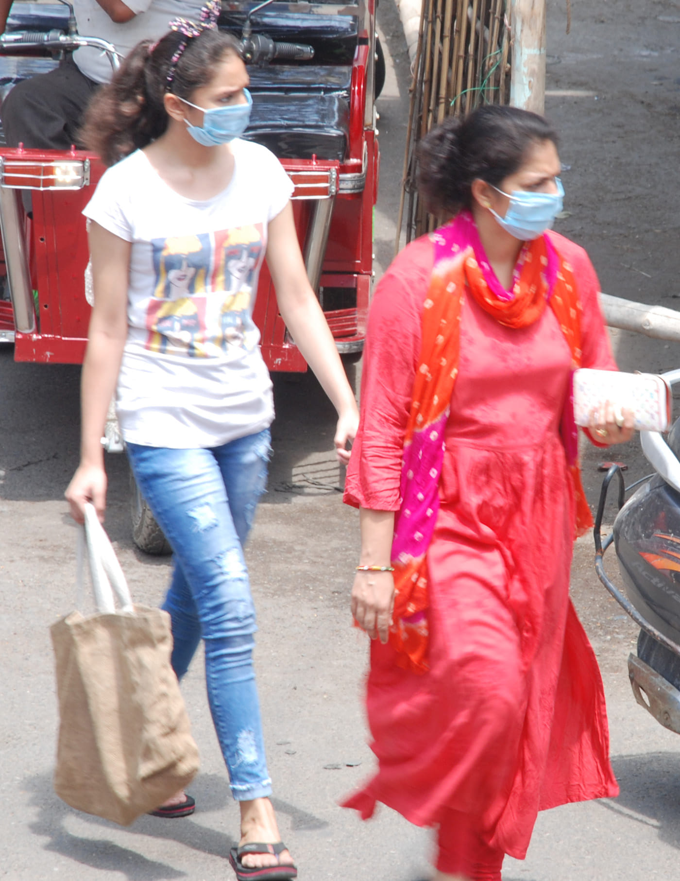 मास्क लगाकर गुजरती युक्तियां मास्क लगाकर गुजरती युक्तियां