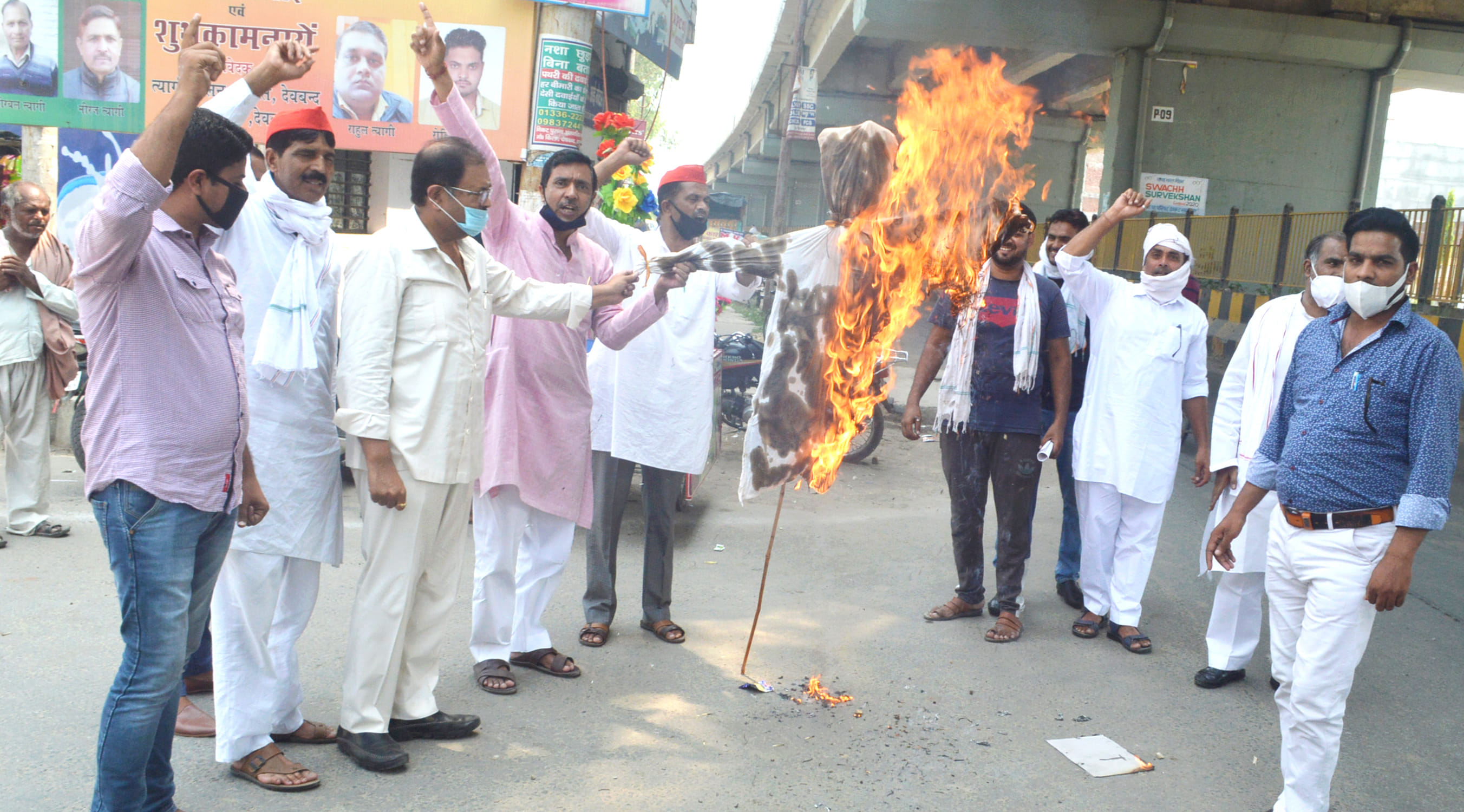 विधायक संजय गर्ग के नेतृत्व में चीनी राष्ट्रपति का पुतला फूंकते सपा कार्यकर्ता