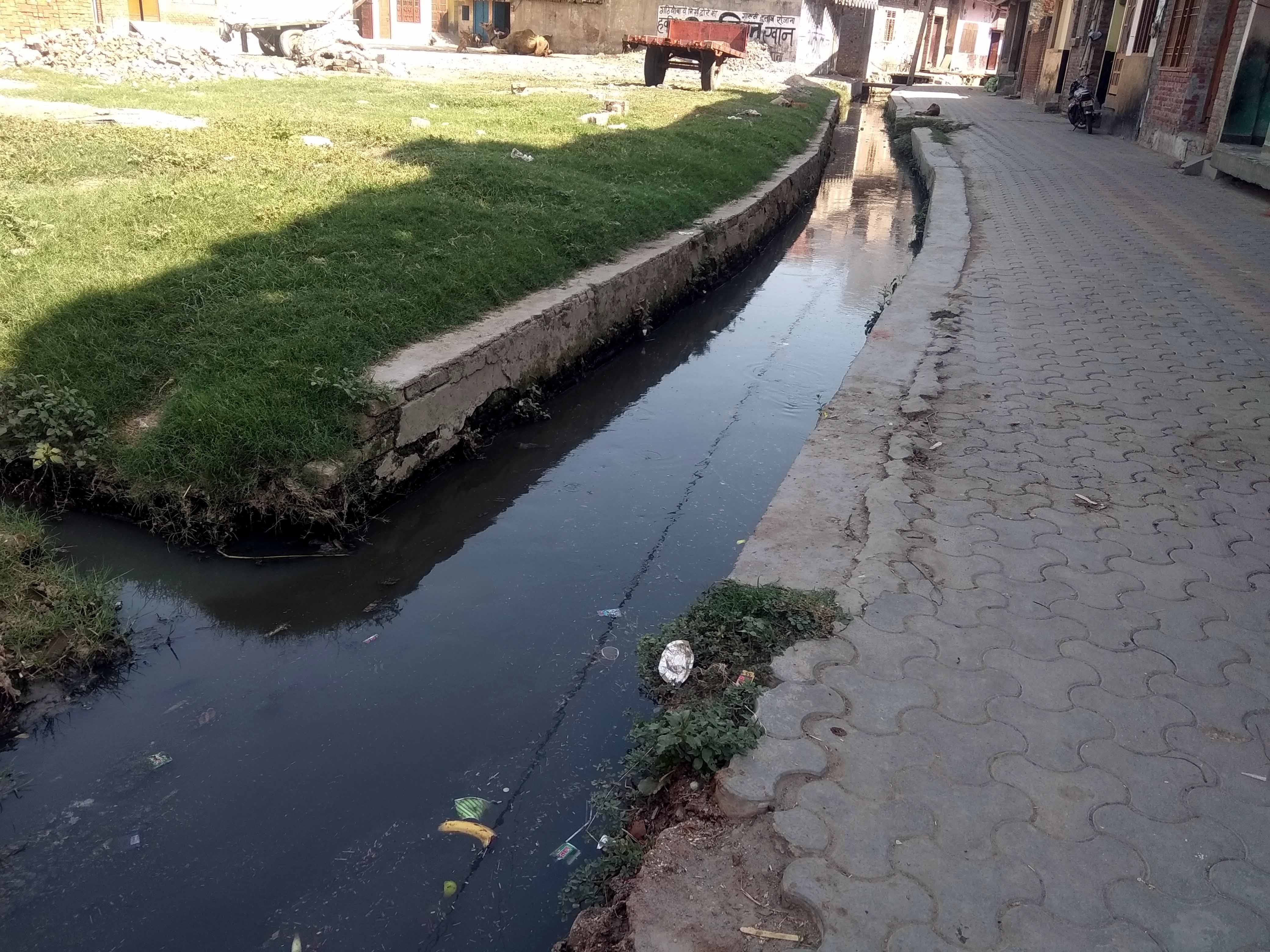 ैराना के मौहल्ला अफगानान में बहता गंदे पानी का नाला ैराना के मौहल्ला अफगानान में बहता गंदे पानी का नाला