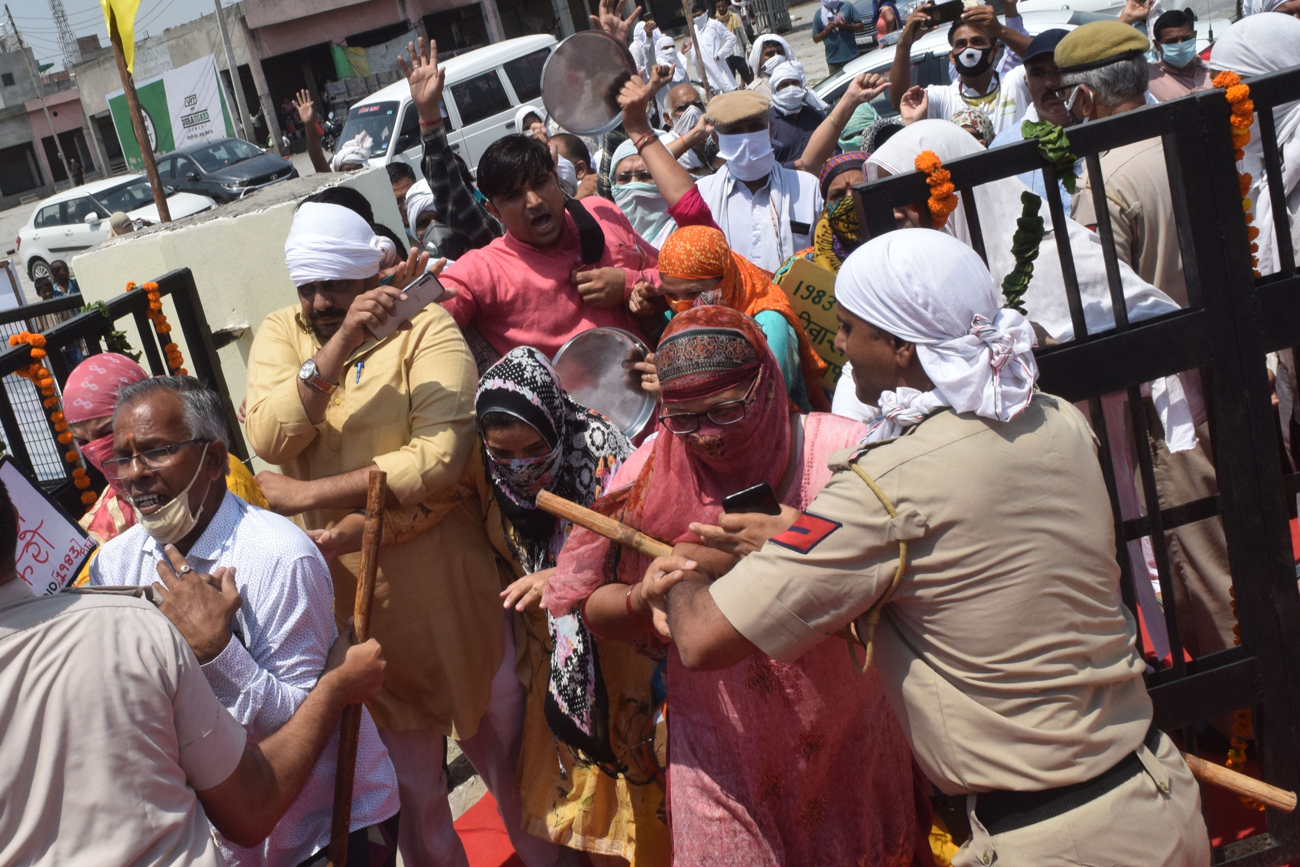 PTI reached to meet MP while playing the plate,  Bruised from the police