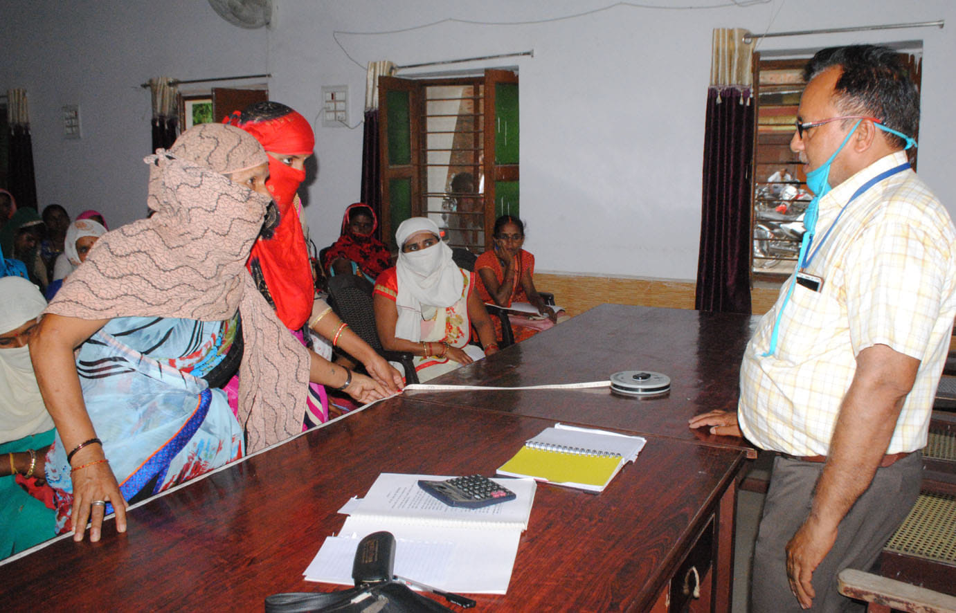 फोटो- 3- सदर ब्लाक में मेठ बनने का प्रशिक्षण देते तकनीकी सहायक