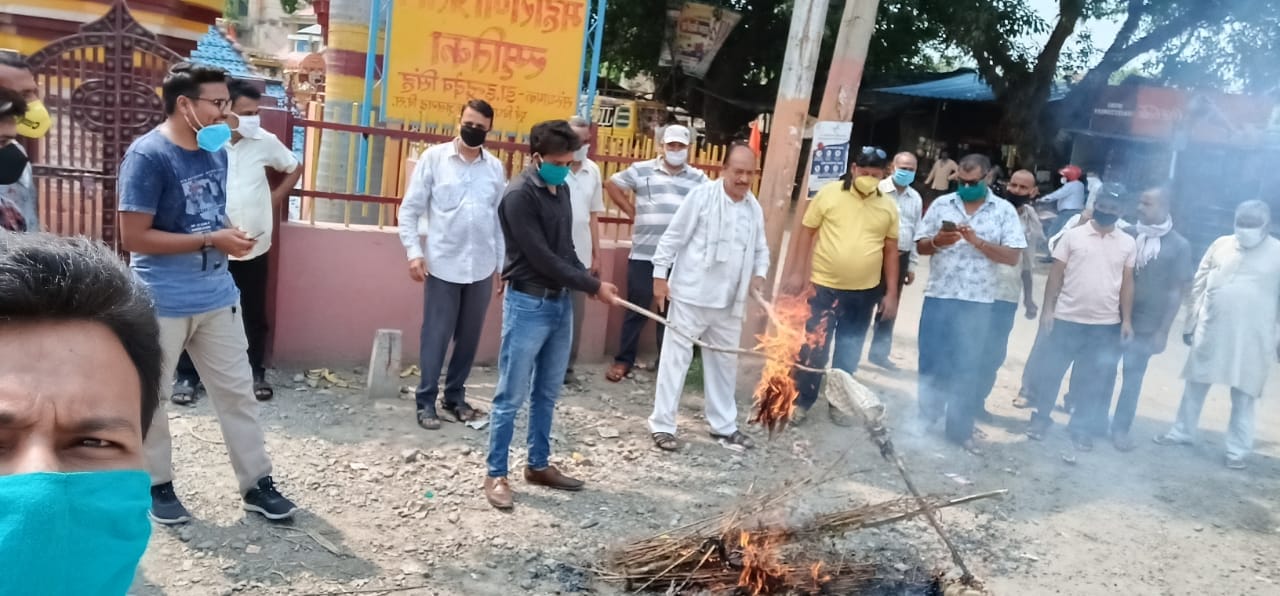 धामपुर में आरएसएम कालेज के तिराहे पर चीन का पुतला फूंकते शिक्षक। धामपुर में आरएसएम कालेज के तिराहे पर चीन का पुतला फूंकते शिक्षक।