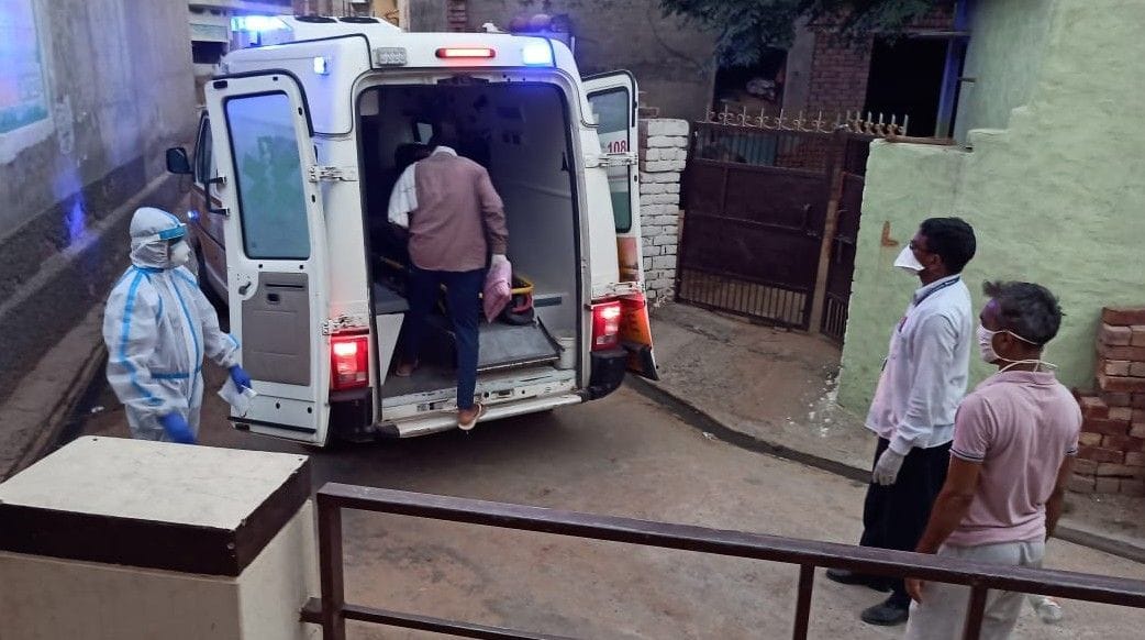 कोरोना संक्रमित को आइसोलेशन वार्ड में लेकर जाती स्वास्थ्य विभाग की टीम। कोरोना संक्रमित को आइसोलेशन वार्ड में लेकर जाती स्वास्थ्य विभाग की टीम।
