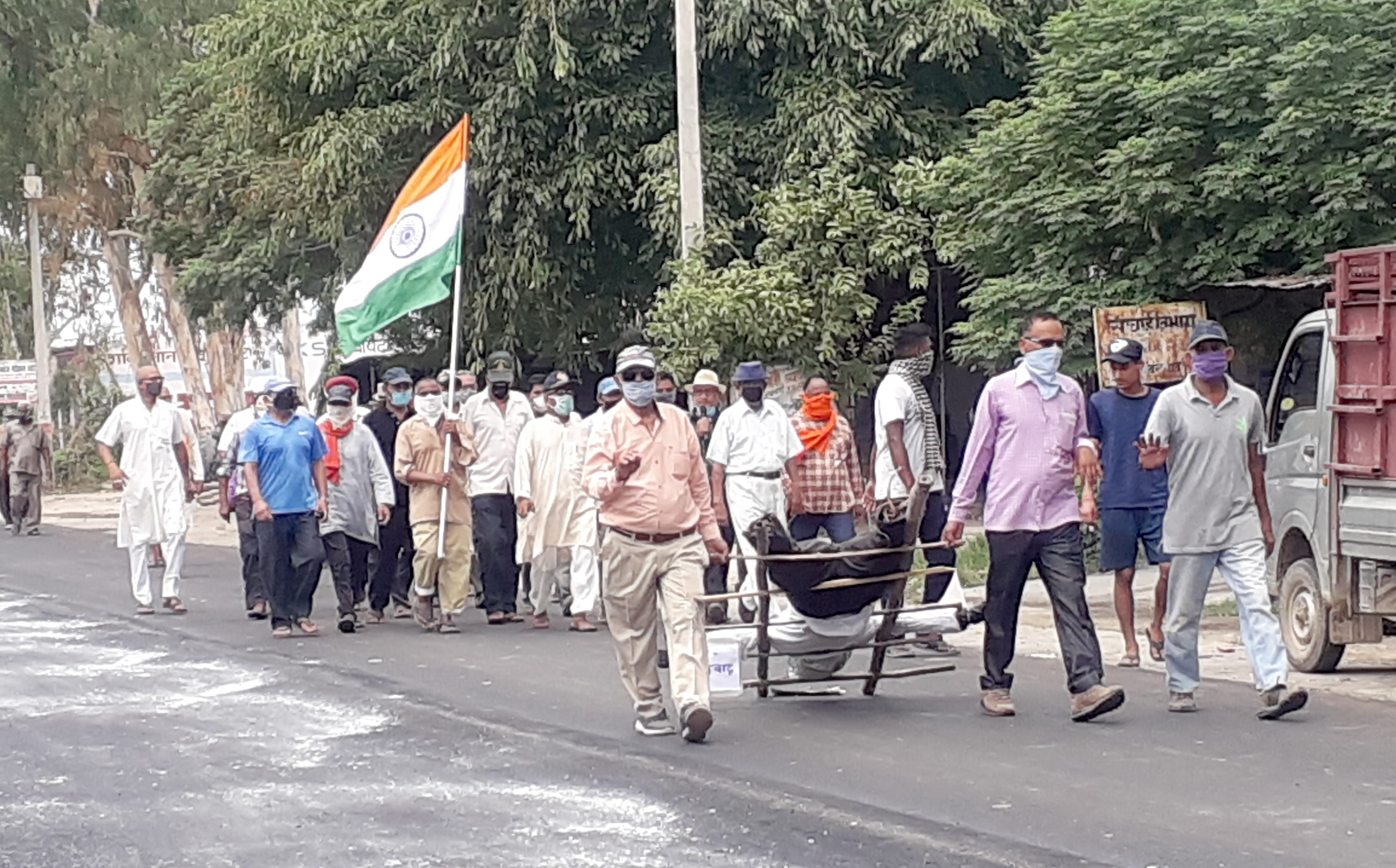 अफजलगढ़ के गांव विजयनगर में चीन के राष्ट्रपति की अर्थी निकालते भूतपूर्व सैनिक। अफजलगढ़ के गांव विजयनगर में चीन के राष्ट्रपति की अर्थी निकालते भूतपूर्व सैनिक।