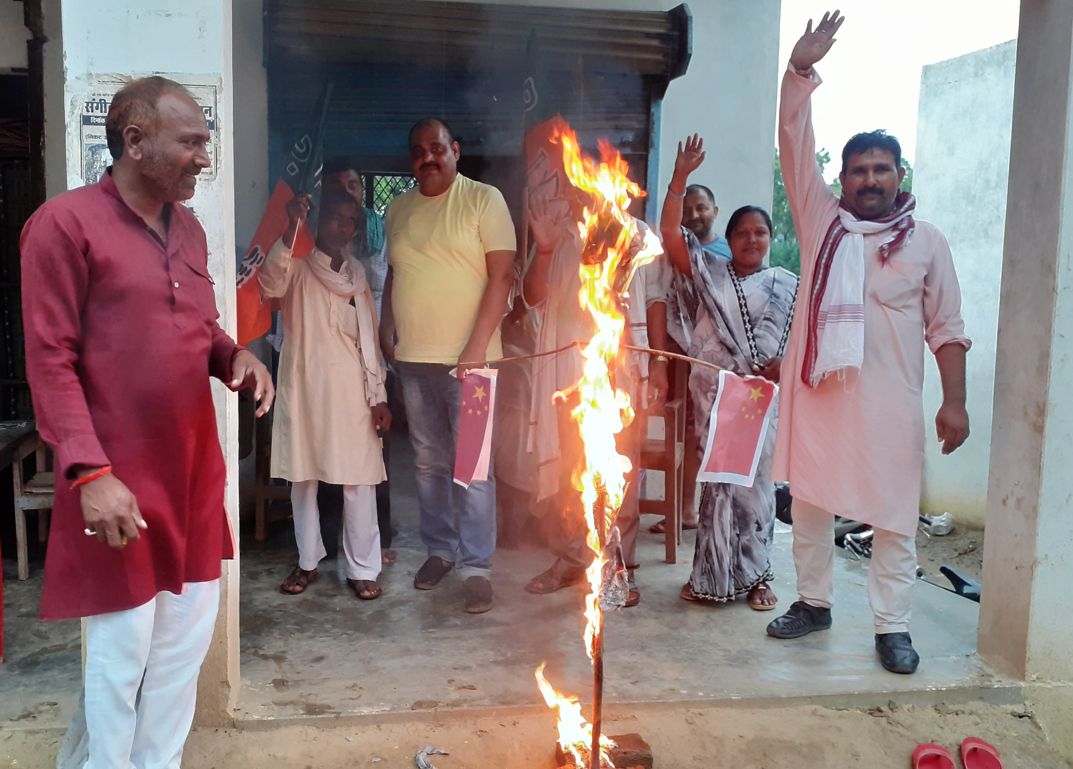 अहरौला में चीन के राष्ट्रपति का पुतला फूंकते भाजपा कार्यकर्ता।