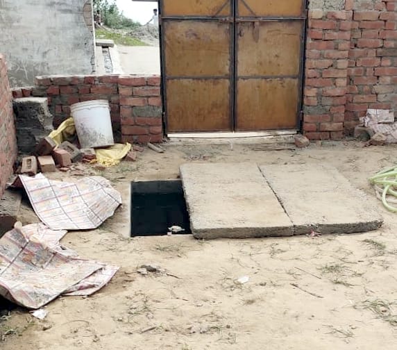 कासमपुर गढ़ी में मकान में बना शौचालय का वह टैंक जिसमे गिरकर हुई बच्चे की मौत। कासमपुर गढ़ी में मकान में बना शौचालय का वह टैंक जिसमे गिरकर हुई बच्चे की मौत।