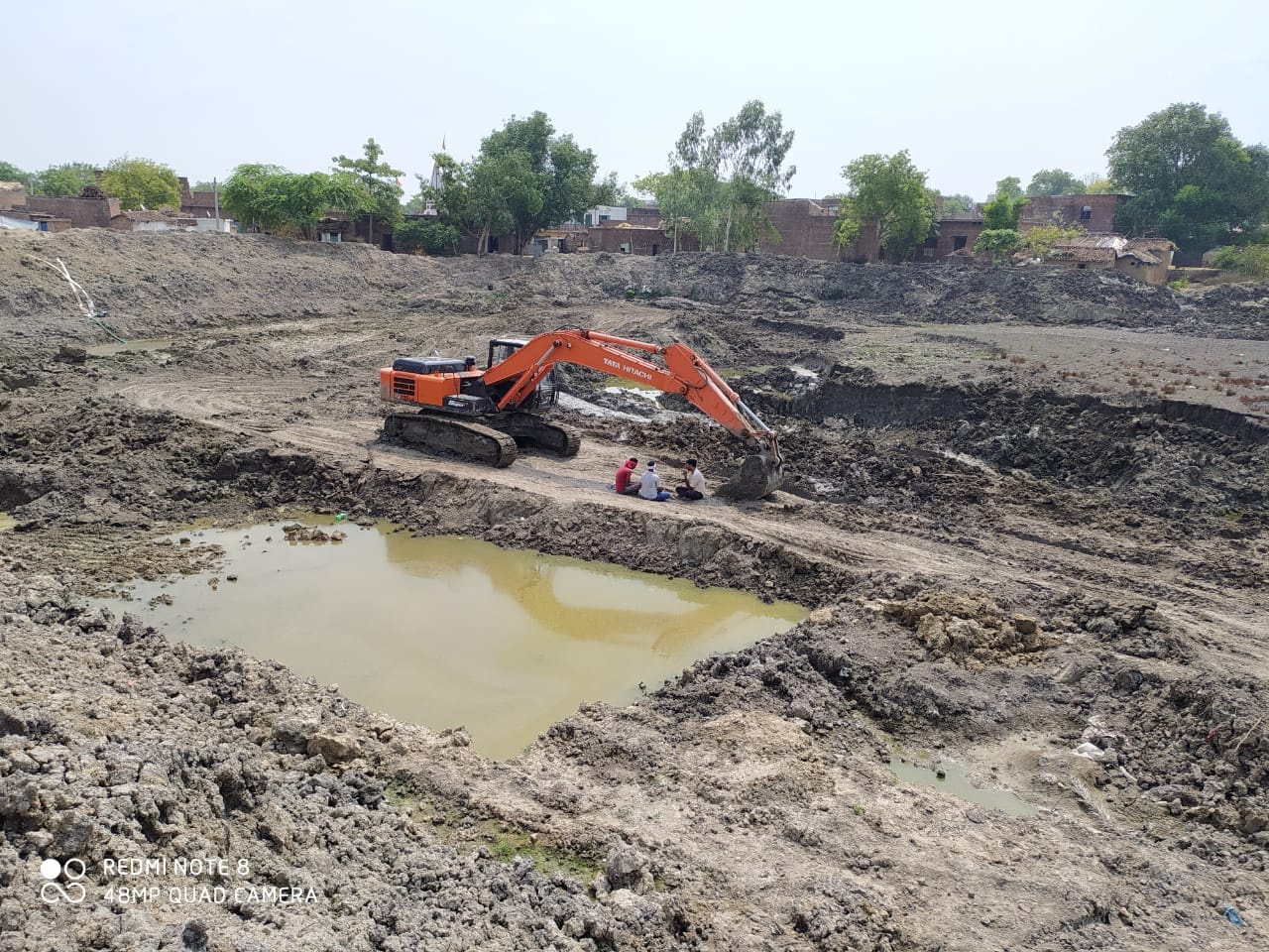 बंद पड़ा तालाब का काम