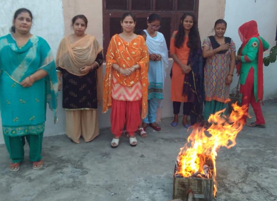 नजीबाबाद में चीन का पुतला फूंकती जय भारत मंच की महिलाएं। नजीबाबाद में चीन का पुतला फूंकती जय भारत मंच की महिलाएं।