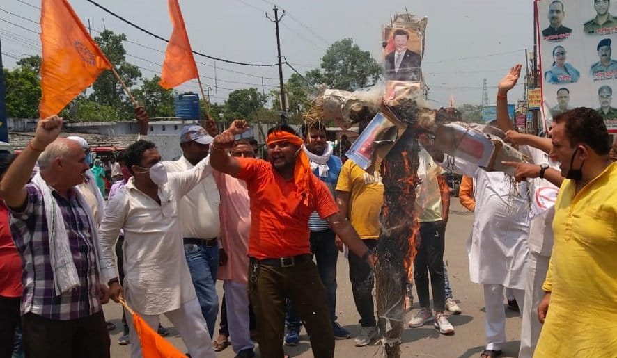 नजीबाबाद में चीन का पुतला फूंकते हिंदू संगठन कार्यकर्ता। नजीबाबाद में चीन का पुतला फूंकते हिंदू संगठन कार्यकर्ता।