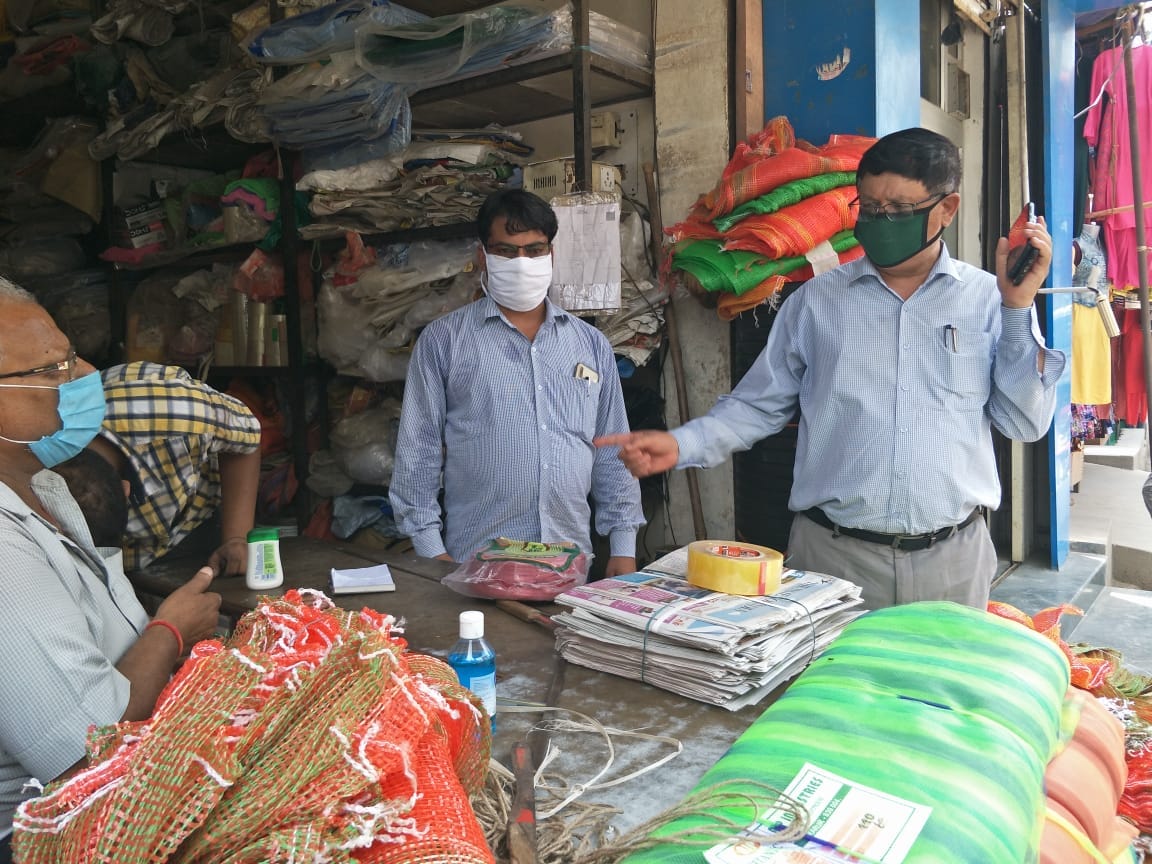 गंगोह में दुकान पर सैनिटाइजर व माक्स की जांच करते एसडीएम नकुड पूरन सिंह राणा गंगोह में दुकान पर सैनिटाइजर व माक्स की जांच करते एसडीएम नकुड पूरन सिंह राणा