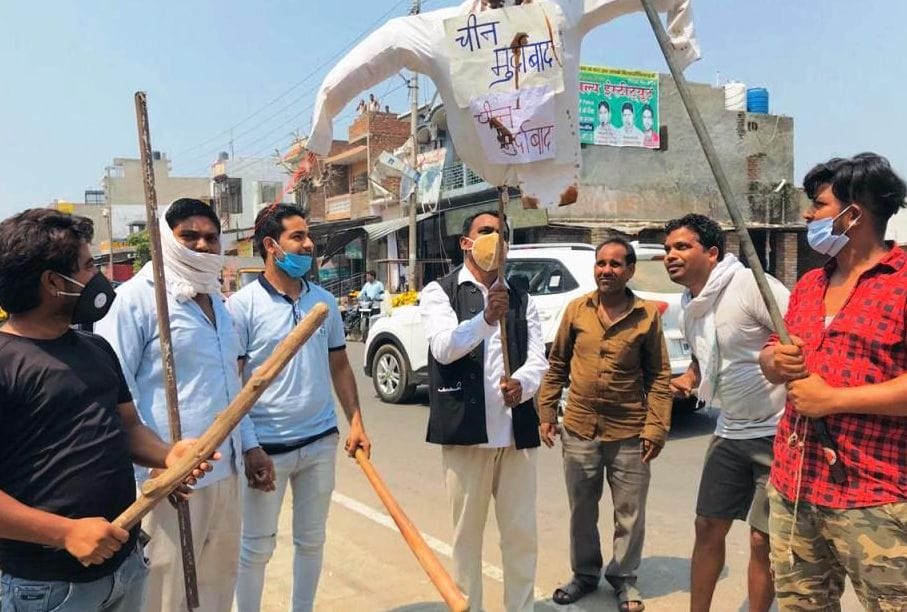 सपा कार्यकर्ता चीन का पुतला फूंकते हुए।