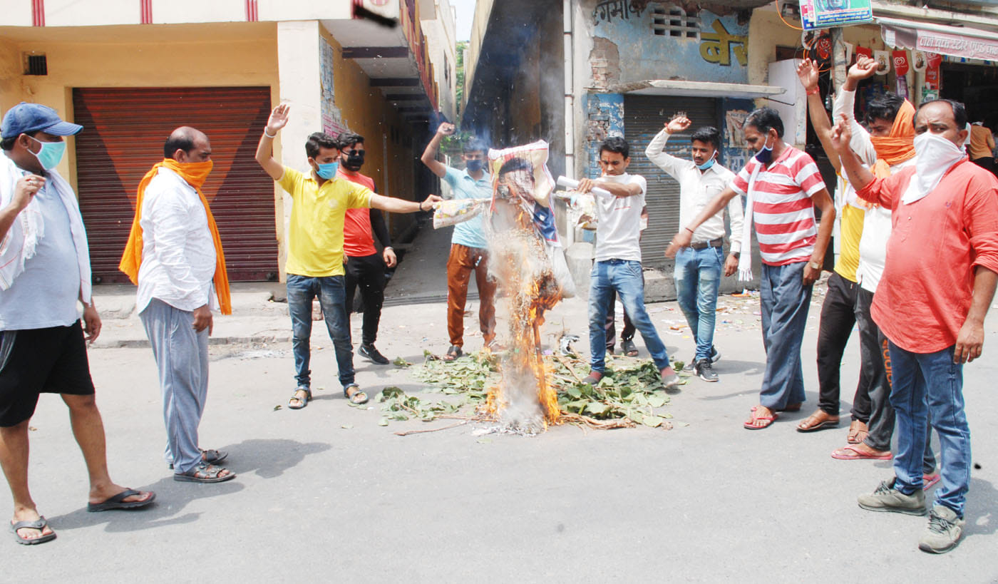 शामली रेलवे रोड पर चीन का पुतला जलाते बजरंग सेना के कार्यकर्ता