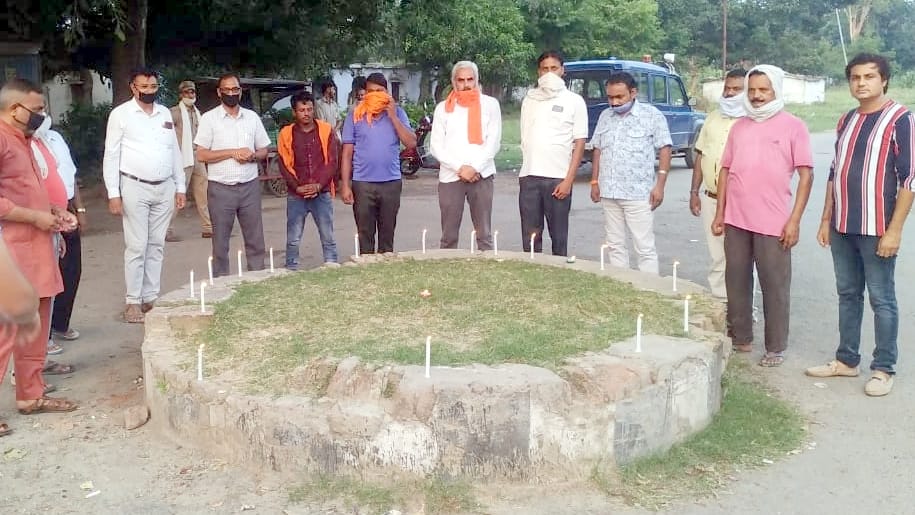 कालागढ़ में शहीद भारतीय सैनिकों को श्रद्धांजलि देते नगरवासी। कालागढ़ में शहीद भारतीय सैनिकों को श्रद्धांजलि देते नगरवासी।