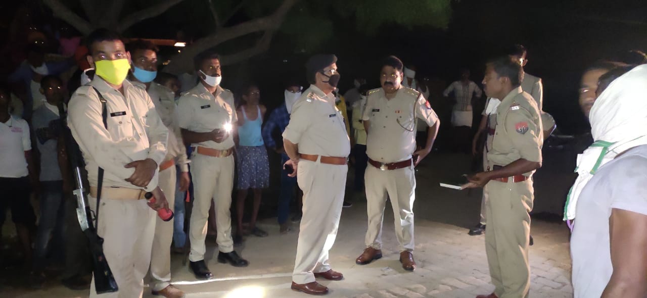 घटनास्थल पर जांच करती पुलिस