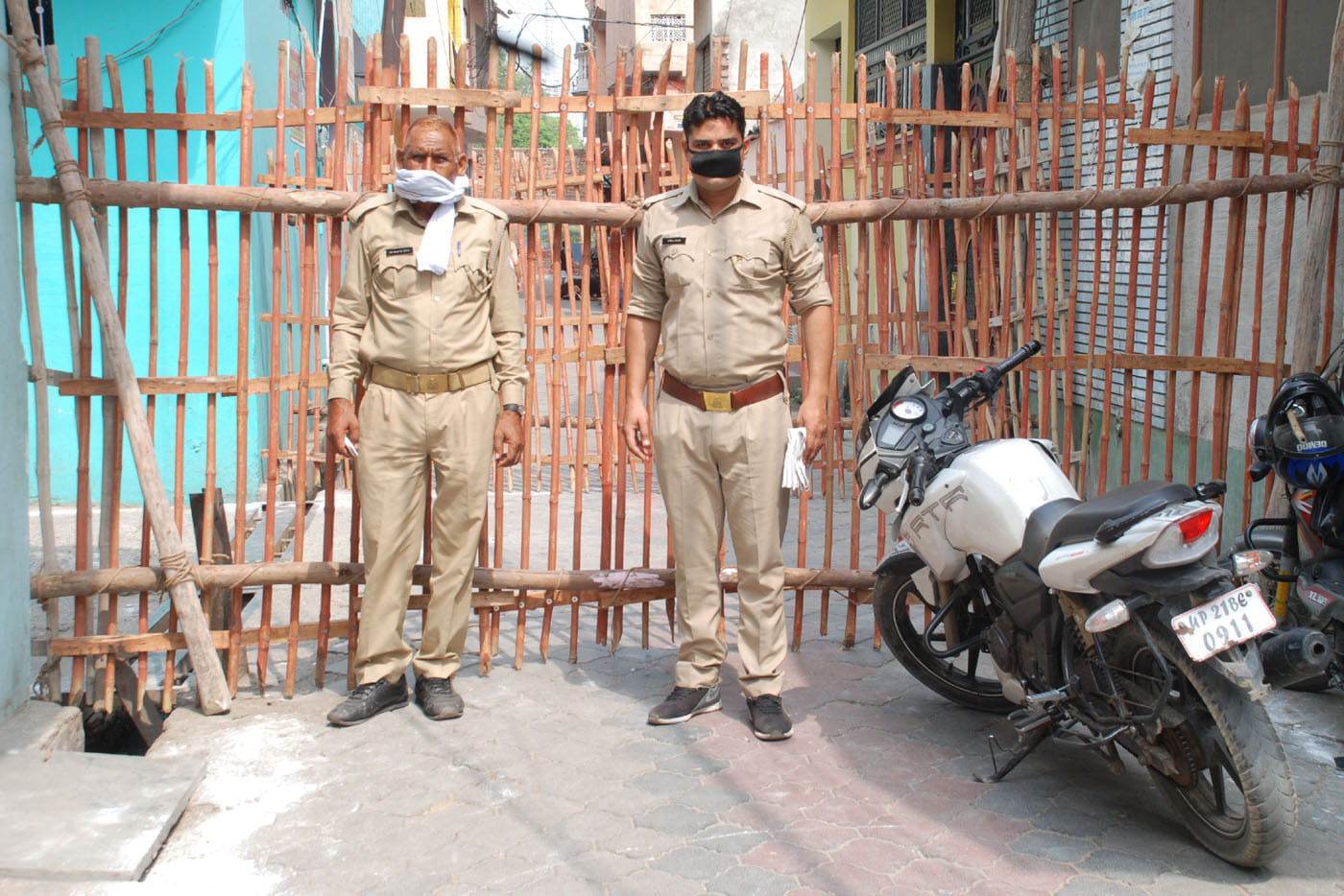 ामली मोहल्ला शांति नगर स्थित हॉटस्पॉट सेंटर पर तैनात पुलिसकर्मी ामली मोहल्ला शांति नगर स्थित हॉटस्पॉट सेंटर पर तैनात पुलिसकर्मी