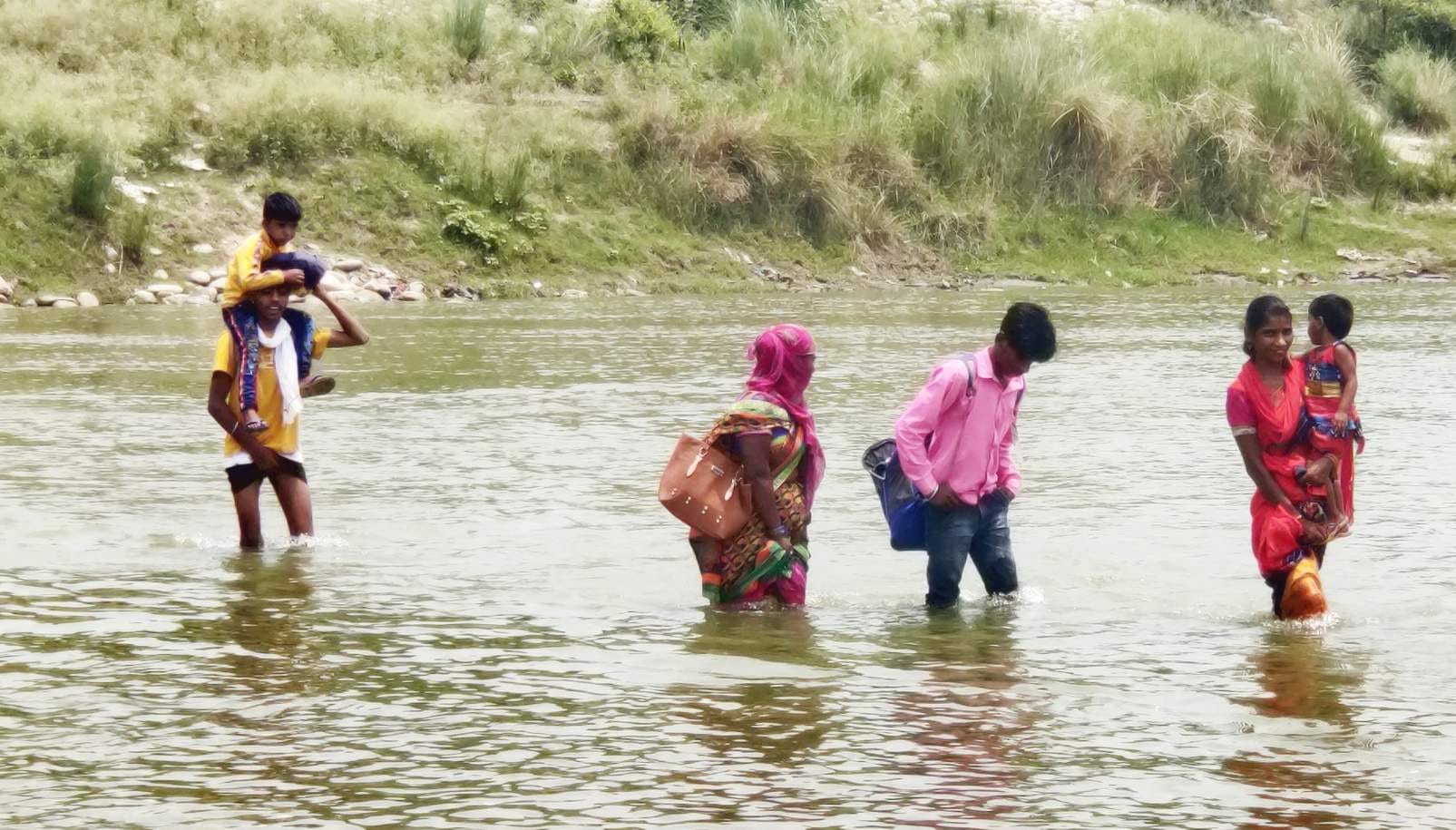 टांडा लालपुर पुल बंद होने के बाद कोसी नदी पार करते ग्रामीण। फोटो-संवाद न्यूज एजेंसी टांडा लालपुर पुल बंद होने के बाद कोसी नदी पार करते ग्रामीण। फोटो-संवाद न्यूज एजेंसी