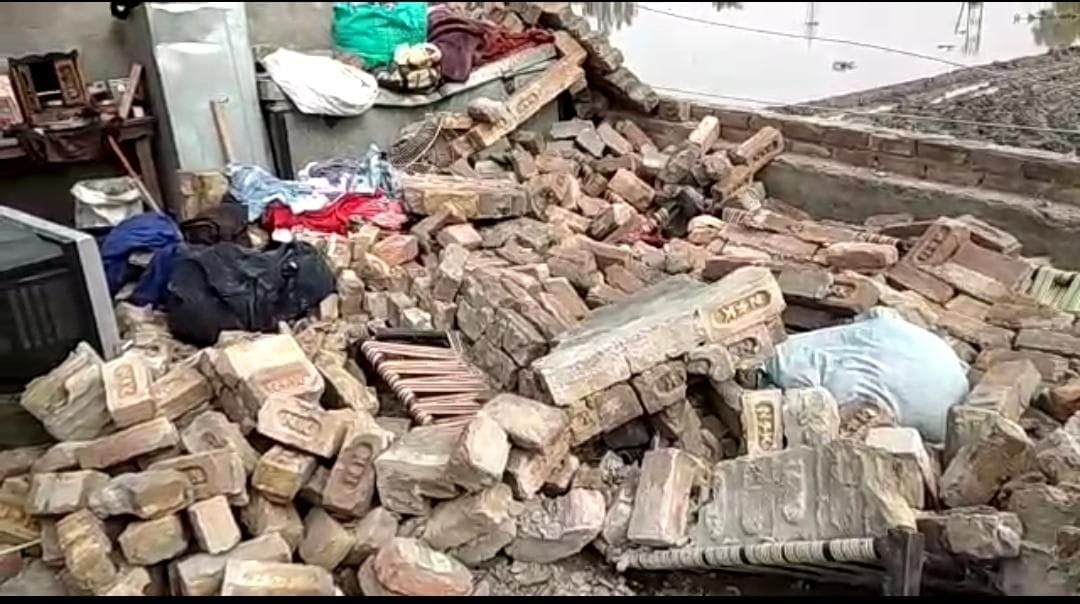 जलालाबाद (फिरोजपुर) की स्लम बस्ती में गिरा घर।