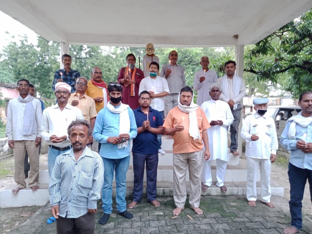 16- बक्सा ब्लॉक परिसर स्थित गांधी प्रतिमा के पास शहीद सैनिकों को मोमबत्ती जलाकर श्रद्धांजलि देते ? 16- बक्सा ब्लॉक परिसर स्थित गांधी प्रतिमा के पास शहीद सैनिकों को मोमबत्ती जलाकर श्रद्धांजलि देते ?