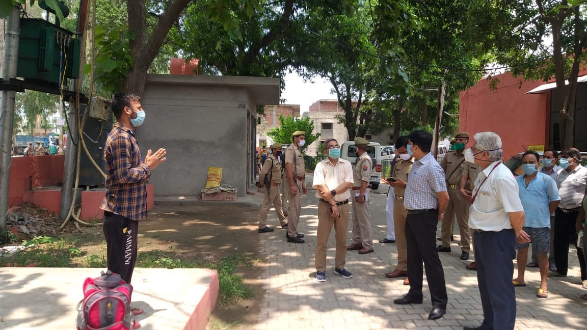 फतेहपुर कोविड-19 में रोगी से बात करते डीएम अखिलेश सिंह