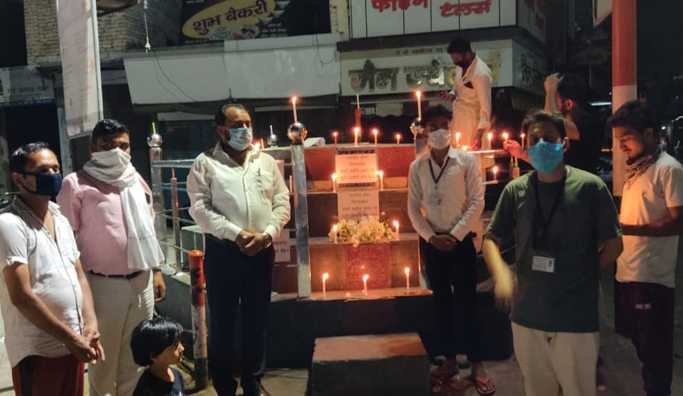 बेहट में शहीद सैनिकों को मोमबत्ती जलाकर श्रद्धांजलि देते युवा जागृति सेवा समिति के सदस्य बेहट में शहीद सैनिकों को मोमबत्ती जलाकर श्रद्धांजलि देते युवा जागृति सेवा समिति के सदस्य