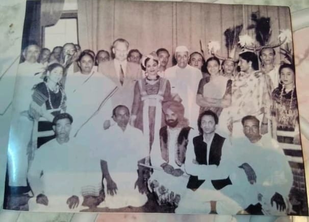 फाइल फोटो- पण्डित नेहरू के साथ किराना घराना के संगीतकार