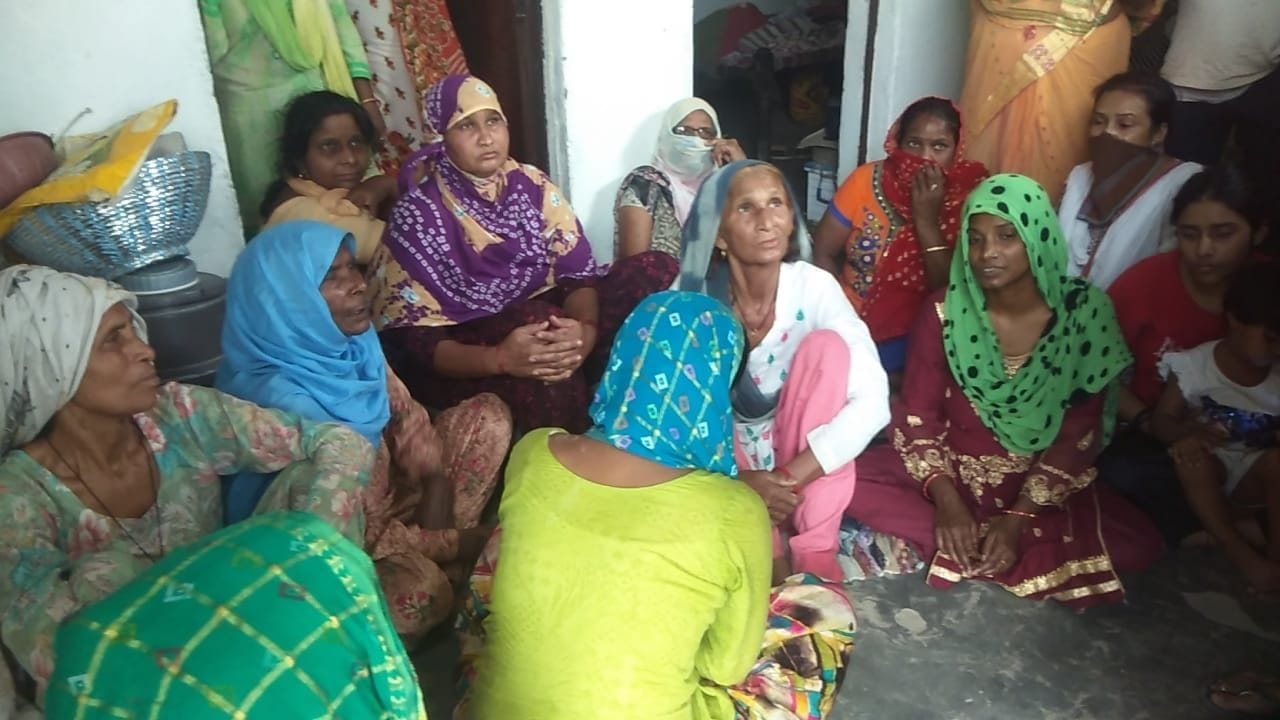 गांव पलड़ा में युवक की हत्या के बाद विलाप करती पत्नी, मां व अन्य परिजन। गांव पलड़ा में युवक की हत्या के बाद विलाप करती पत्नी, मां व अन्य परिजन।