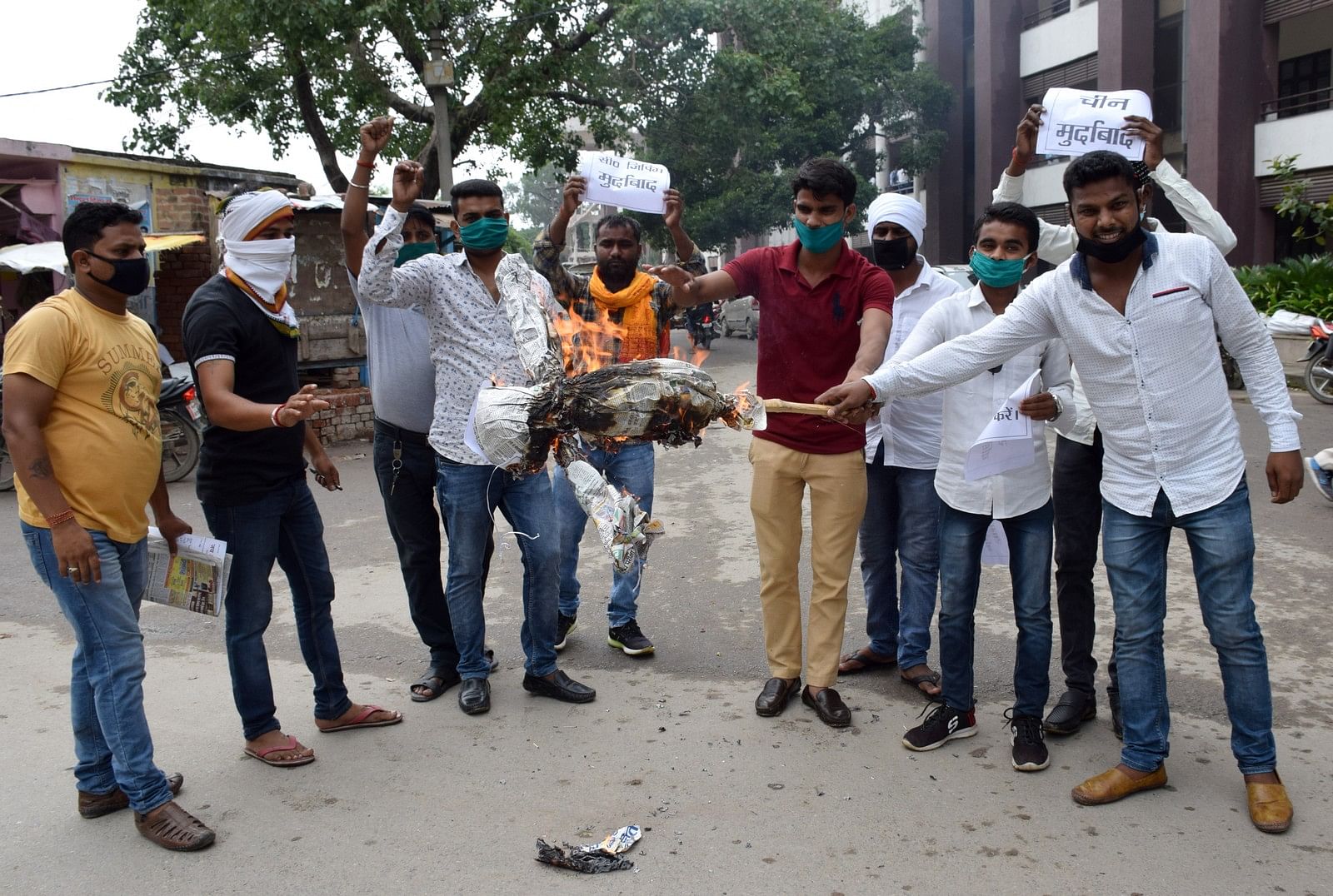 कलेक्ट्रेट पर चीन के राष्ट्रपति का पूतला फूंकते जय आजमगढ़ सेवा संस्थान के कार्यकर्ता।