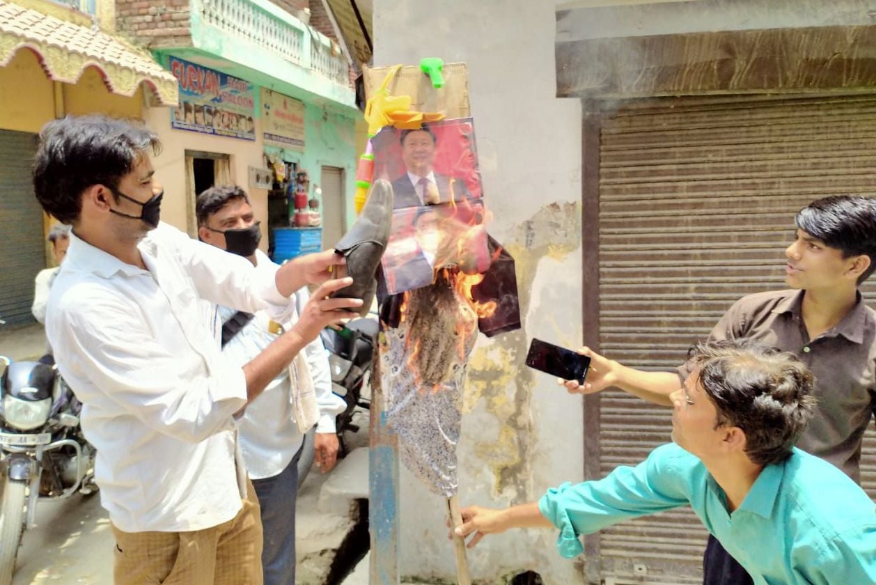 चीन के राष्ट्रपति का पुतला जलाते पार्षद शाहिद मलिक व अन्य। 