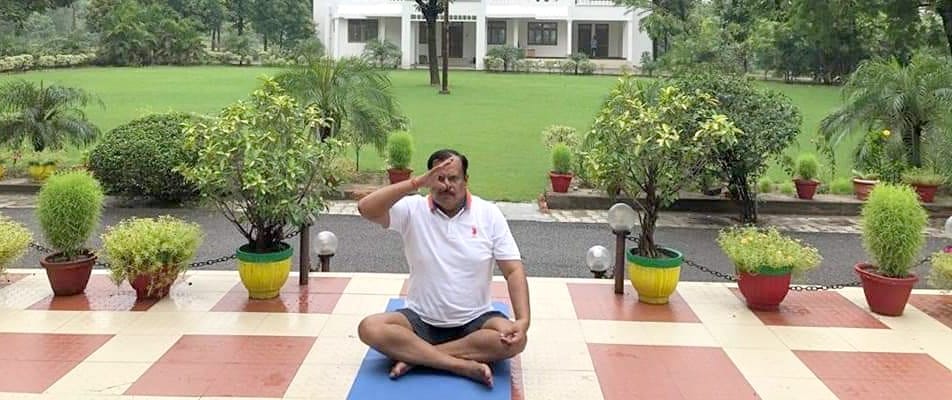 04- विश्व योग दिवस के मौके पर अपने सरकारी आवास पर योगाभ्यास करते डीएम दिनेश कुमार सिंह।