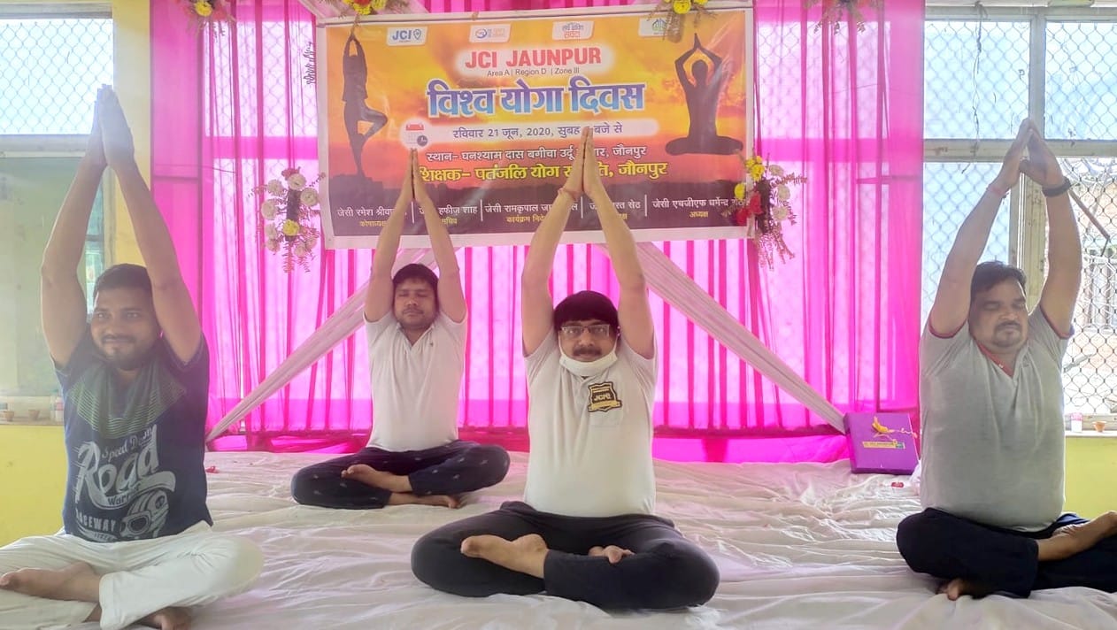05- विश्व योग दिवस के मौके पर उर्दू बाजार स्थित घनश्यामदास के बागीचे में योगा करते जेसीआई जौनपुर के