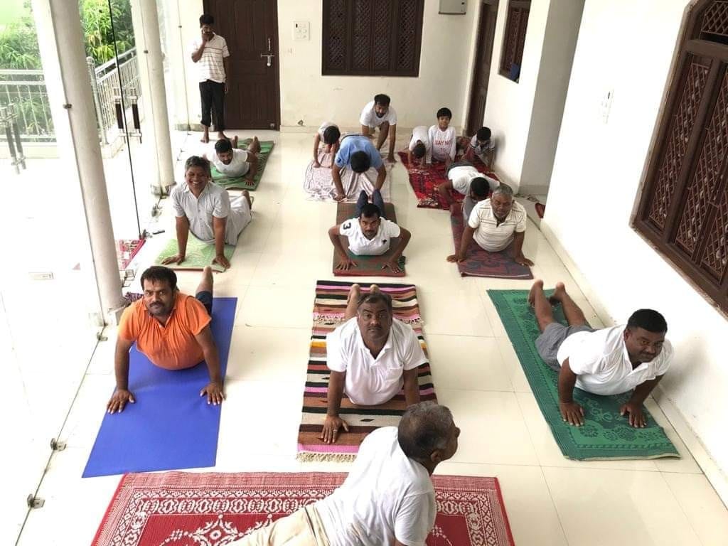 07- विश्व योग दिवस के मौके पर अपने गांव गांव स्थित आवास पर योग करते राज्यमंत्री गिरीशचन्द्र यादव।