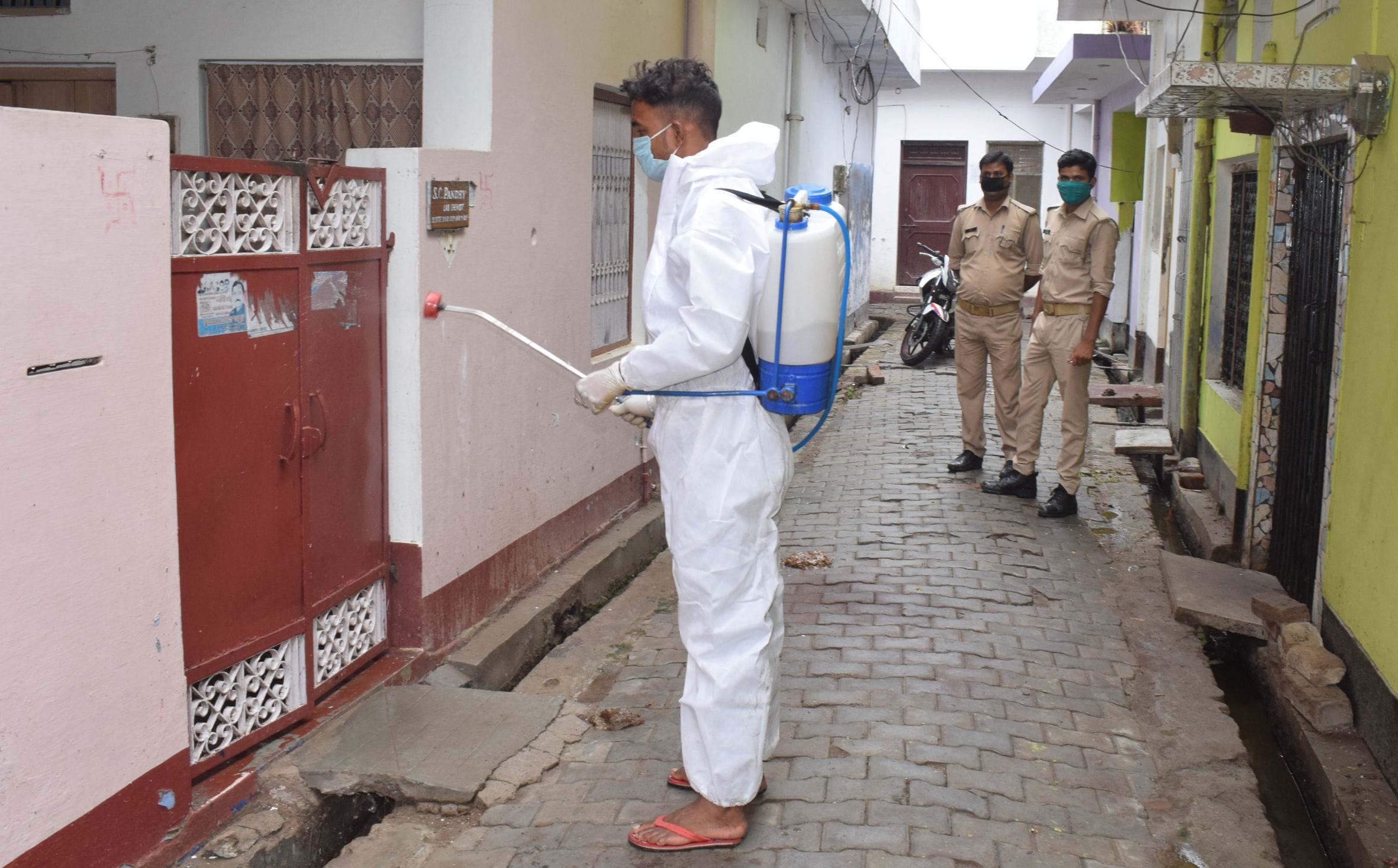 फोटो-10- कौशलपुरी में पुलिस की मौजूदगी में सैनिटाइजेशन करता नगर पालिका कर्मी। संवाद